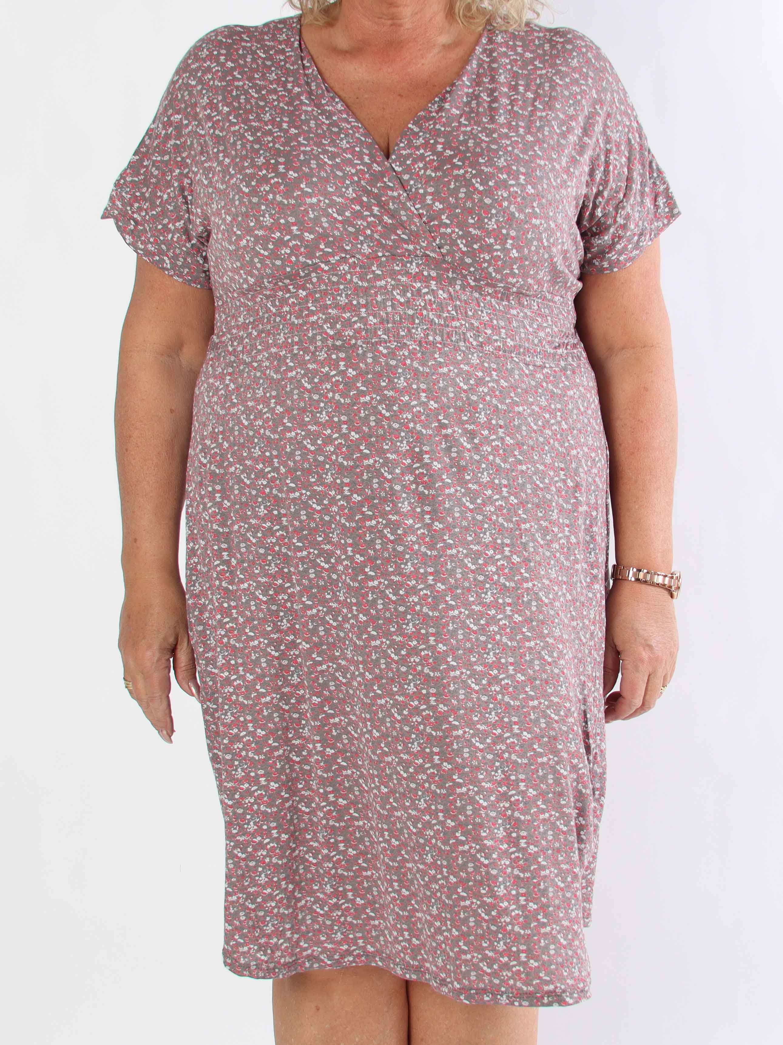 Maryam - Söt plus size klänning i mjuk viskos med blomstermönster